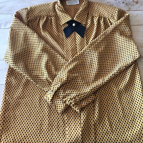 Vintage blouse, button up with great details. - Picture 2 of 2
